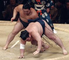 Asashoryu wins 5th straight in Kyushu sumo